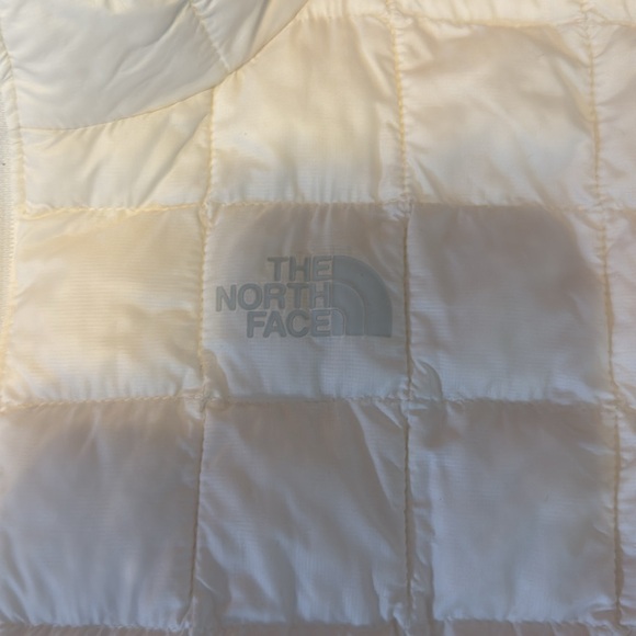 women’s north face cream colored light puffer - Picture 2 of 5